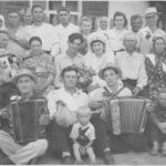 Carbone Nikolaj, prima fila, secondo da sinistra con la fisarmonica, Kuban’ 1957